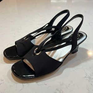 Life Stride women’s black soft system heeled sandals, size 8